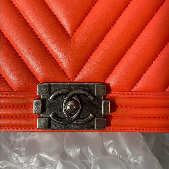 CHANEL New Medium Chevron Boy - Picture 6 of 12